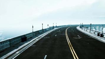 Beleuchtete leere Straßenbrücke im Nebel video