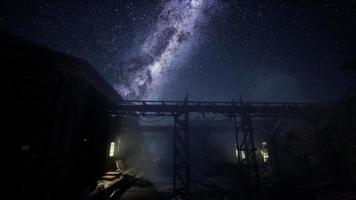 voie lactée étoiles au-dessus de la vieille usine abandonnée video