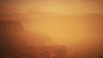 parc national du grand canyon dans le brouillard au coucher du soleil video