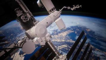 una vista della terra e un'astronave. iss è in orbita attorno alla terra video