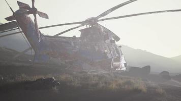 viejo helicóptero militar oxidado en el desierto al atardecer