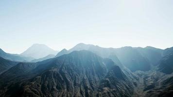 8k luchtfoto berglandschap op grote hoogte video