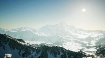 8k luchtfoto berglandschap op grote hoogte video