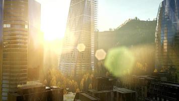 grattacieli della città con un tocco di lente al tramonto video