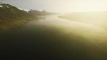 vue panoramique aérienne du coucher du soleil sur les superbes montagnes de norvège video