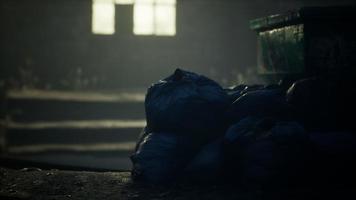 vuilniszakken op stadsstraat een nacht video