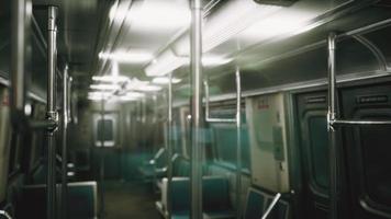 vagón de metro en EE. UU. vacío debido a la epidemia de coronavirus covid-19 video