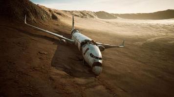 avion écrasé abandonné dans le désert video
