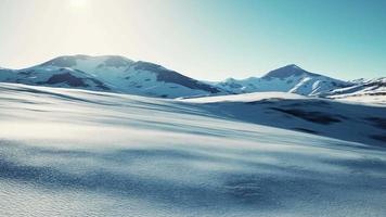 cráter volcánico cubierto de nieve en islandia video