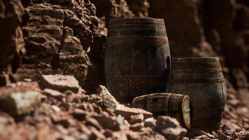 vieux tonneaux de vin vintage en bois près d'un mur de pierre dans le canyon