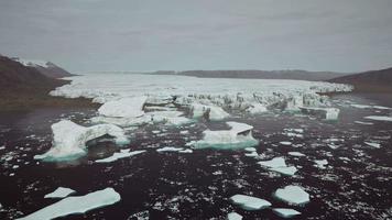 grande ghiacciaio sulla costa dell'Antartide un soleggiato pomeriggio estivo video