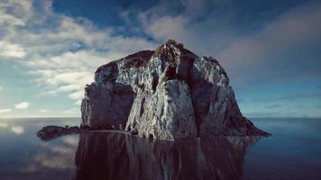 Panoramablick auf die schöne felsige riesige Klippe und das Meer video