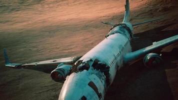 aereo schiacciato abbandonato nel deserto video