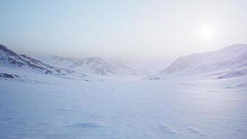 flyglandskap av snöiga berg och isiga stränder i Antarktis video