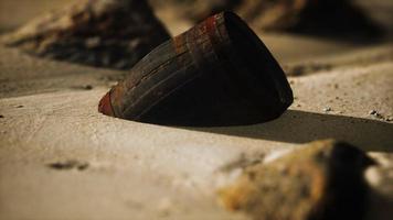 oud houten vat op het strand video