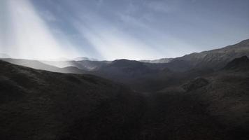 raios de sol sobre montanhas em um vale