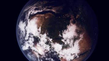 bol van de nachtelijke planeet aarde in de ruimte video