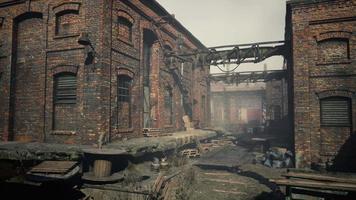 edificios industriales abandonados al atardecer video