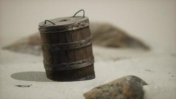 cesta de madera vieja en la arena en la playa