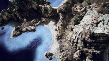 vista aérea do drone voador da ilha rochosa no oceano atlântico video
