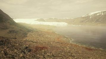 grande ghiacciaio sulla costa dell'Antartide un soleggiato pomeriggio estivo video