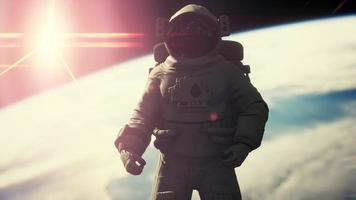 astronauta en el espacio ultraterrestre sobre el planeta tierra video