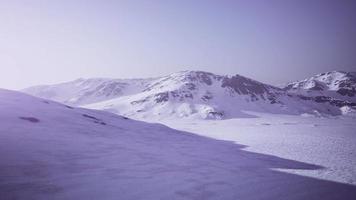 montañas nevadas en alaska con niebla