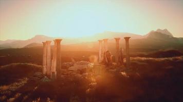 alte griechische Tempelruinen bei Sonnenuntergang video