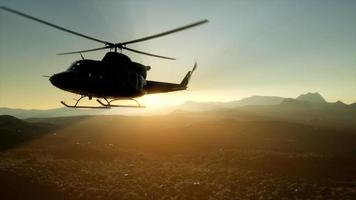Helicóptero militar de los Estados Unidos en cámara lenta en Vietnam