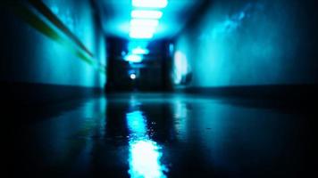 couloir de laboratoire d'hôpital sombre vide video