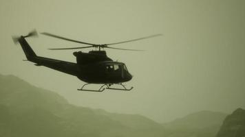 slow motion amerikaanse militaire helikopter in vietnam video