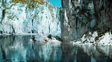 océano azul y acantilados rocosos video