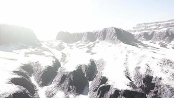 fila de acantilados oscuros y afilados que sobresalen de la nieve video