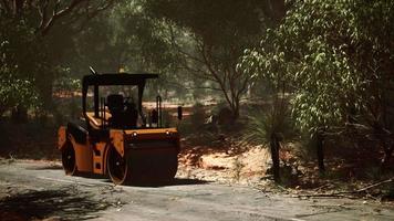 tractor de rodillos de carretera en el bosque video