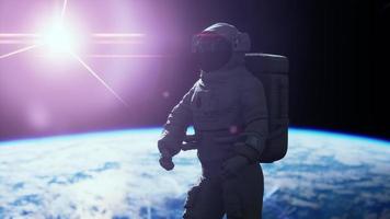 hombre espacial astronauta en el espacio sobre un fondo del planeta tierra azul