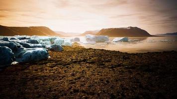 Viele schmelzende Eisberge in der Antarktis video