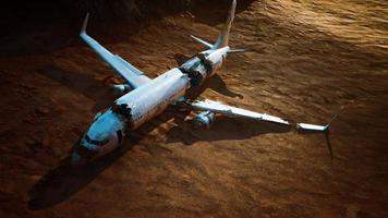 avião esmagado abandonado no deserto video