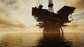 plataforma de elevação offshore no meio do mar na hora do pôr do sol video