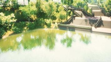ruhiger Teich, umrahmt von einem üppig grünen Waldpark im Sonnenschein