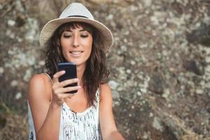 mujer joven con smartphone foto