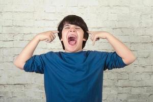 retrato de niño enojado gritando