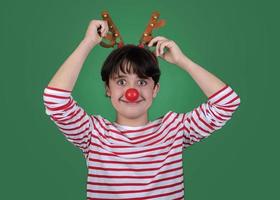 feliz navidad, niño divertido con un disfraz navideño de reno rudolph foto