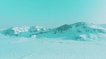 montañas nevadas en alaska con niebla video