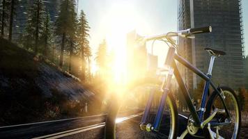 bicicletta da città su strada al tramonto video