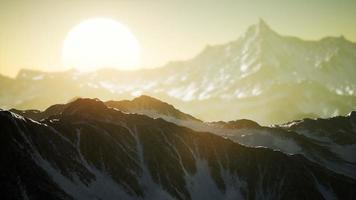 paisagem de inverno nas montanhas ao pôr do sol video