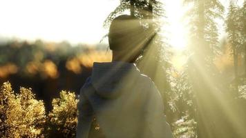 mujer joven de pie sola al aire libre con montañas de bosque salvaje video