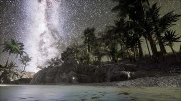 hermosa playa tropical de fantasía con estrella de la vía láctea en el cielo nocturno video