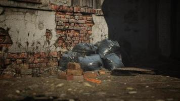 usine abandonnée avec des ruines en béton dans le quartier industriel video