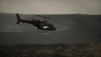 hélicoptère volant au ralenti extrême près des montagnes avec brouillard video