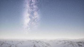 vía láctea sobre terreno cubierto de nieve video